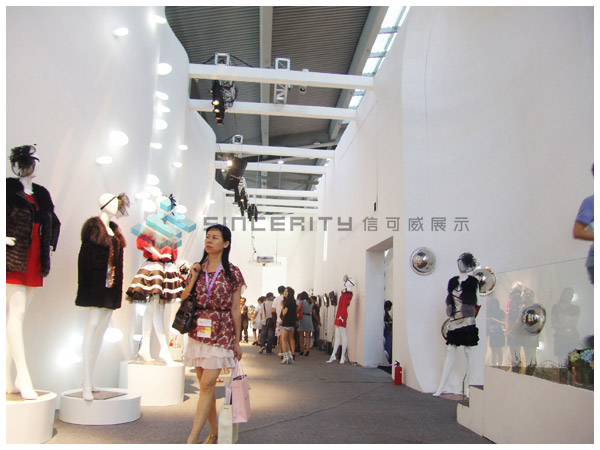 伊華歐秀服裝展臺(tái)搭建現(xiàn)場圖